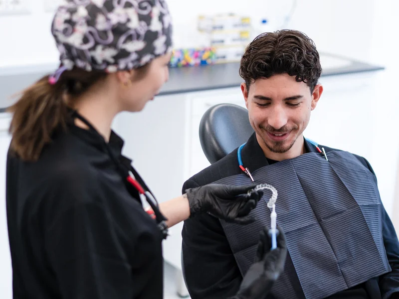 Dottoressa illustra come utilizzare lo sbiancamento dentale sulle mascherine