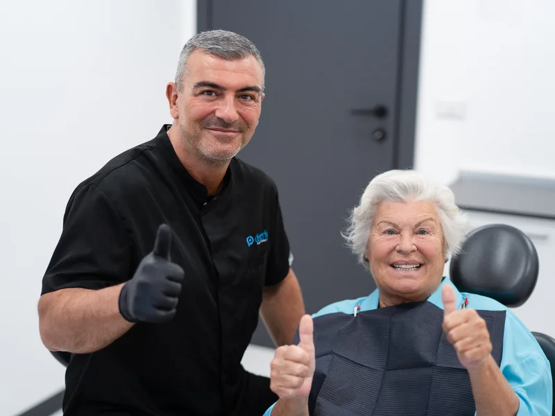 Dottore con una paziente sorridono