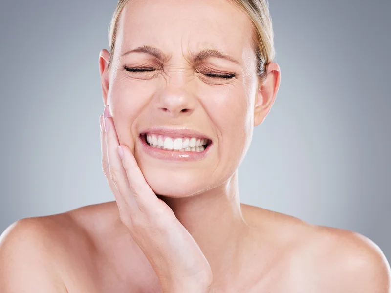 Donna lamenta dolore ai denti