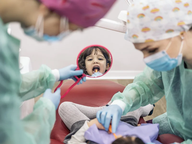 Bambina dal dentista