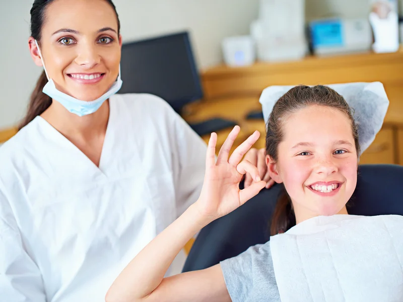 Bambina che sorride dal dentista